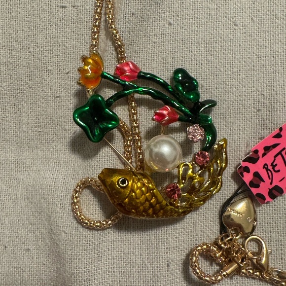 Betsey Johnson Gold and Green Fish Pendant Necklace - Picture 5 of 5